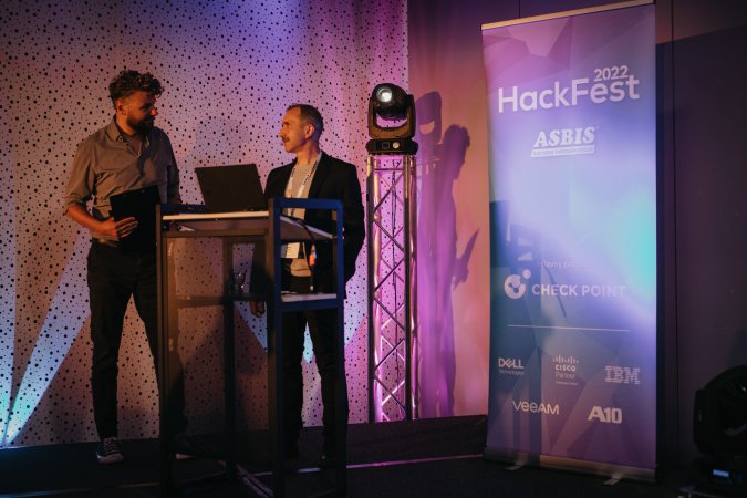 M. Kľoc prednášal na podujatí HackFest 2022